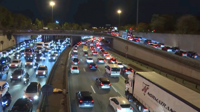 Париж тұрғындары қаладан жаппай кетіп жатыр