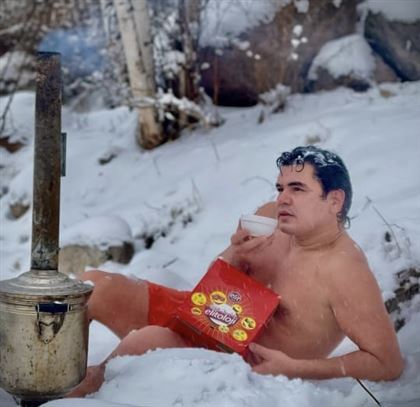 Ойбай, к*теніңіз қатты ғой: Ақша үшін шешінген Мұзарттың әншісі ұятқа қалды