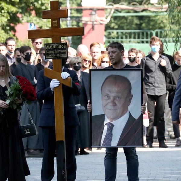 Что внук Меньшова сделал у гроба деда: народ онемел