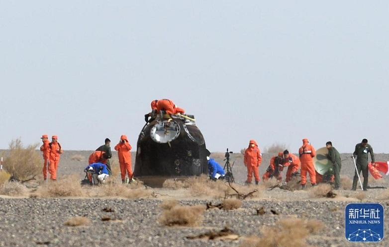 Алты ай ғарышта болған қытайлық үш ғарышкер Жерге оралды