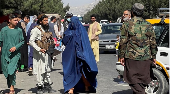 Тәліптер телеарнада жұмыс істейтін әйелдерден бетін жауып жүруді талап етті