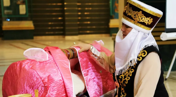 “Астамшылық”. Бесік тойда сәбиге нағашылары әкелген дүние ел талқысына түсті (Видео)