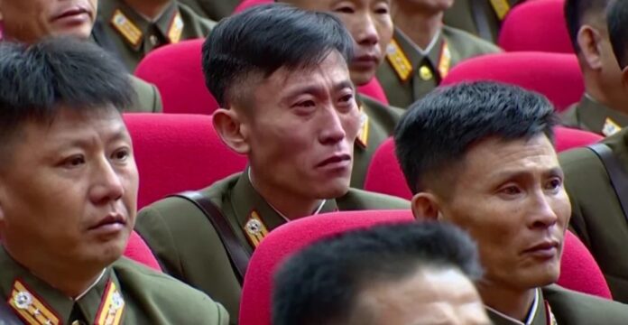 Ким Чен Ынның қызуы көтерілгенін естіген шенеуніктер егіліп жылады