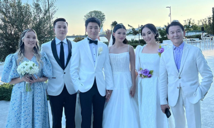 Айнұр Тұрсынбаеваның ұлының жігіт жолдасы Қарақат пен Қыдырәлінің ұлы болды