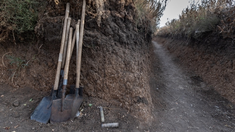 Ресей әскері Қырым мен Херсон облысы шекарасында окоптар қаза бастады