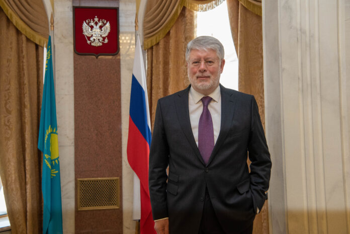 Қазақстандықтар алға қадам басуы үшін екі тілді қатар білуі керек – Ресей елшісі