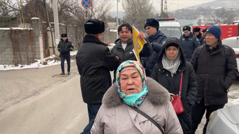 Алматыда полиция Шыңжаңдағы туыстарын іздеп жүрген қазақтарды ұстады