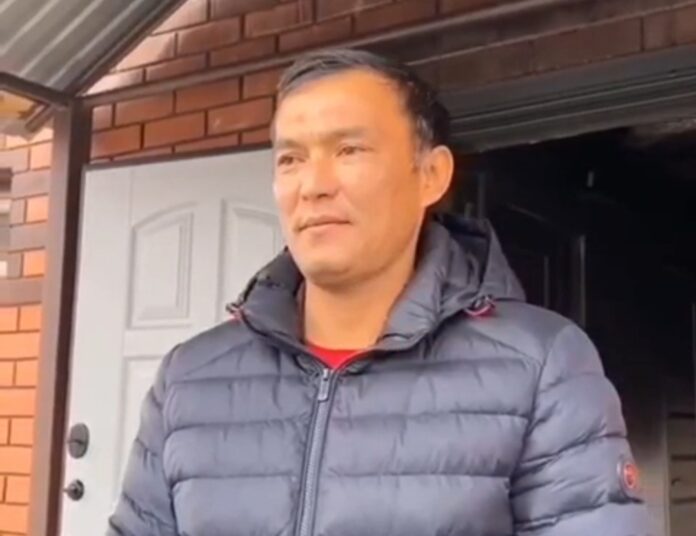 Ауыл әкімі өртеніп жатқан үйден газ баллонын алып шықты