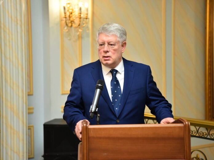 «Жаман үйді, қонағы билейді»: Қоғам белсендісі Қазақстандағы Ресей елшісін ауыстыруды талап етті