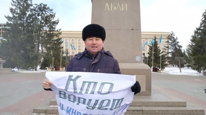 Оралда митинг қарсаңында полиция белсендіні ұстаған