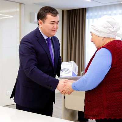  Жеңіс Қасымбек елорда тұрғынына Президент атынан сыйлық табыстады 