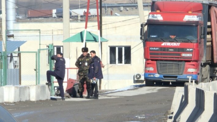 Қырғыз-қазақ шекарасында 500-ден аса жүк көлігі тұрып қалған