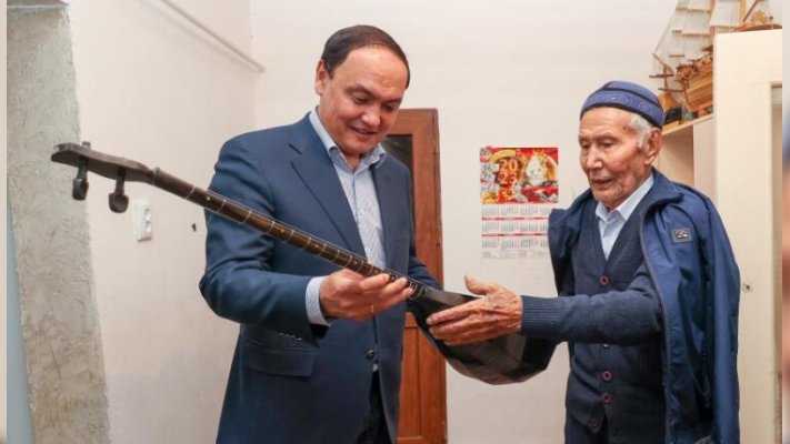 Ербол Қарашөкеев белгілі күйші-композитор Әбдімомын Желдібаевпен кездесті