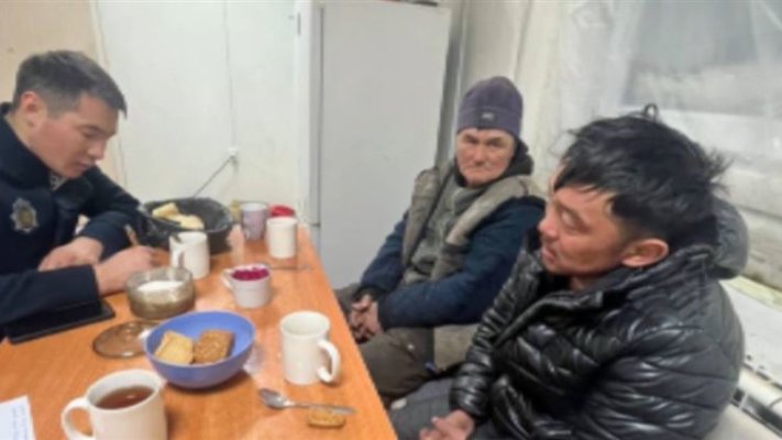 Абай облысында полицейлер аязда адасқан шопандарды жаяу жүріп іздеп тапты 