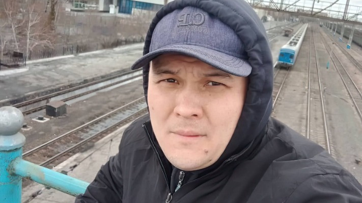 Тікелей эфирде Путинге тіл тигізген блогер қамауға алынды