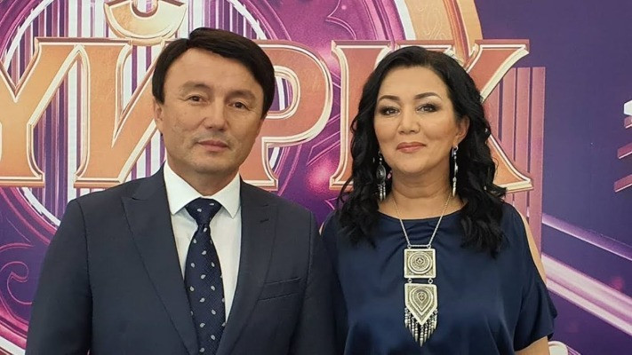 Димаш Құдайбергеннің ата-анасы Олимпиаданың күміс жүлдегеріне тон кигізді