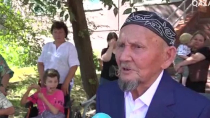 Павлодарлық қария 10 жыл жинаған ақшасын мүмкіндігі шектеулі балаларға сыйлады