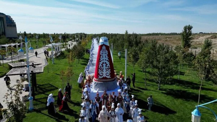 Түркістанда тігілген ең үлкен сәукеле Қазақстанның рекордтар кітабына енді