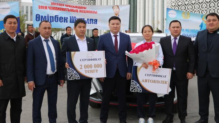 Күрестен U23 санатындағы әлем чемпионы Шұғыла Өмірбекке автокөлік сыйлады